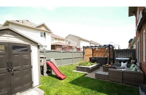 Halton Regional Municipality Casa | Stylish with outdoor jacuzzi, foosball & comfort
