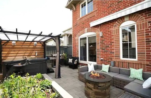 Halton Regional Municipality Casa | Stylish with outdoor jacuzzi, foosball & comfort