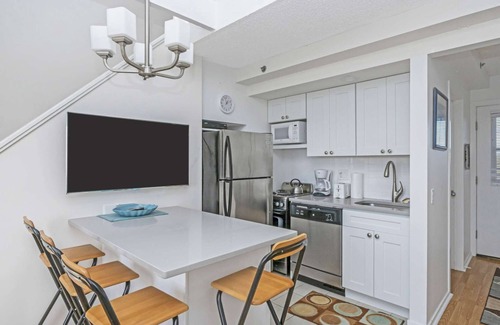 Napeague Apartamento | Stylish Woody Interior 1BR+Loft w/ Beach Access