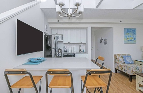 Napeague Apartamento | Stylish Woody Interior 1BR+Loft w/ Beach Access
