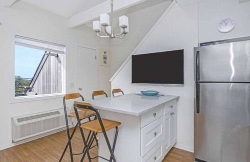 Napeague Apartamento | Stylish Woody Interior 1BR+Loft w/ Beach Access