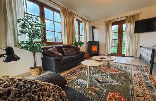 Varvazov Casa | Stylová Lodge s vlastním koupáním, krbem & Netflix