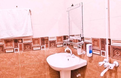 Gulshan-e-Iqbal Cama Y Desayuno | Subhan Palace Near Millennium Mall