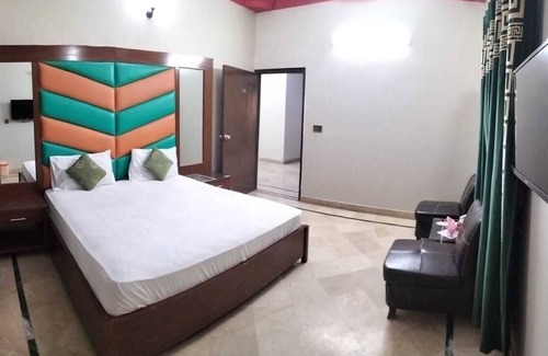 Gulshan-e-Iqbal Cama Y Desayuno | Subhan Palace Near Millennium Mall