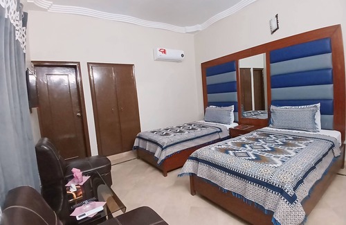 Gulshan-e-Iqbal Cama Y Desayuno | Subhan Palace Near Millennium Mall