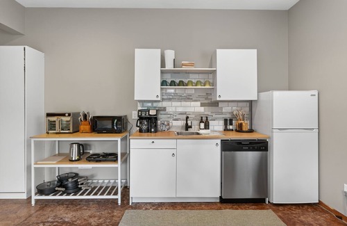 Garden Home-Whitford Casa | Suburban Studio, Near Golf, Wineries & Dining