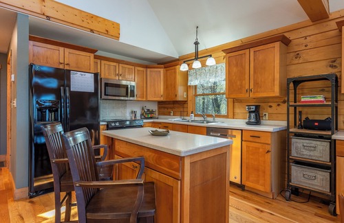 Old Fort Cabina | Such Great Heights | Pet Friendly, Hot Tub & Mountain View!