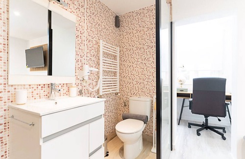 Simancas Cama Y Desayuno | Sucre: Habitación con confort y esencia boliviana en Madrid