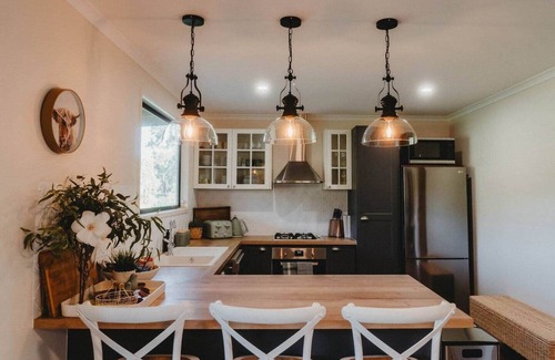 Bunburra Casa | Sugarloaf Luxury Farmhouse Cabin