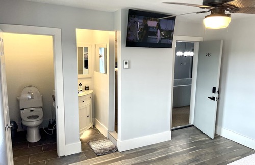 Custer Cabina | Suite 205 "The Tawny Eagle"