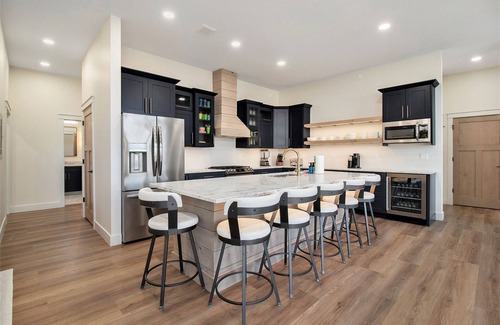 Ludington Condominio | Suite A: New pool and hot tub for 2026! Relax & Unwind, Sleeps 18