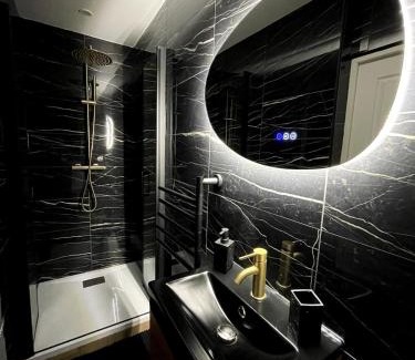 Saint-Quentin Apartamento | Suite de Luxe - Jacuzzi & Cave Secrète