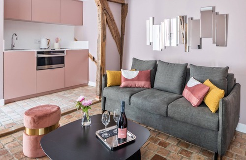 Nogent-le-Roi Apartamento | Suite-De Lujo-Rosé de Saignée-Baño privado con ducha-Vista al patio