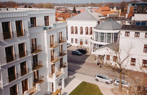 Center Casa | Suite deluxe, shower and bath, WC - Hotel am Schloss