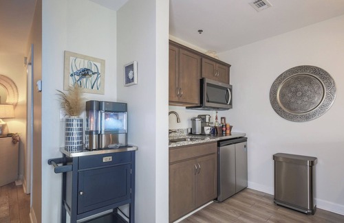 McCutcheon Field Apartamento | Suite Escape, Villa Capriani's only Luxury Studio - 3 pools & 2 hot tubs!