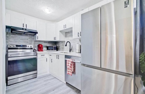 Calgary Alquiler De RV | Suite Life by Nose Hill with Parking Firepit