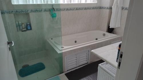 Pereque Casa | Suites luxo em condomínio, ar condicionado, piscina, churrasqueira