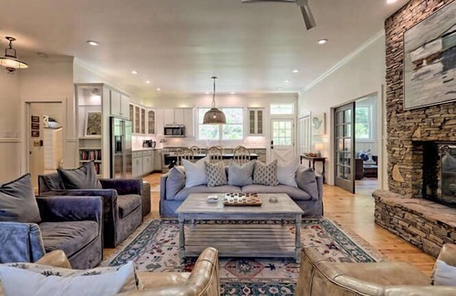 Clayton Casa | Summer at Lake Burton! Steps from Anchorage Marina!