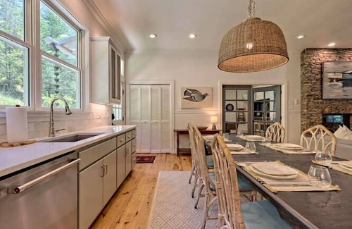 Clayton Casa | Summer at Lake Burton! Steps from Anchorage Marina!