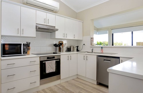 Hawks Nest Casa | Summer Bay Sunsets - Pet Friendly