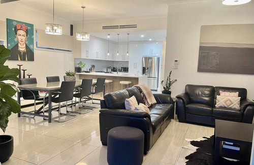 Henley Beach Casa | 🐬🏖HENLEY BEACH Summer Breeze Pets Welcome🏄‍♂️☀️🐶