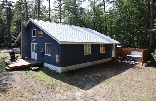 Silver Lake Cabina | Summer Cabin: Nearby Lakes, Dog Friendly & Private Hot Tub