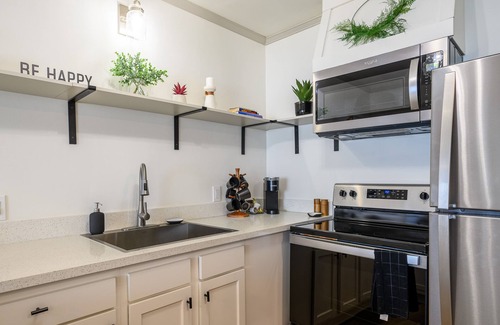 Hellman Street Casa | Summer in SoCal! 2BR Retreat Near Beach + Dtwn LBC... Only 30min to Disneyland!