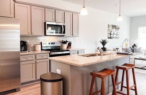 Lake Oconee Casa | Summer is still here! lakefront, pool, kayaks, paddle board’s & slip.