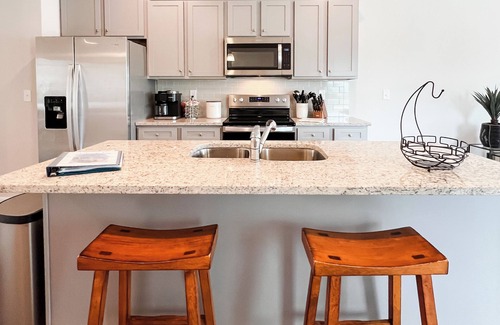 Lake Oconee Casa | Summer is still here! lakefront, pool, kayaks, paddle board’s & slip.