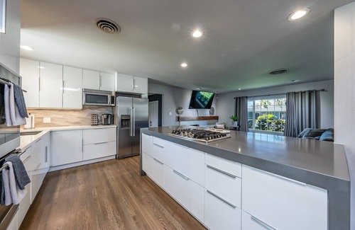 Hanford Casa | Summer Oasis w/Pool and Hot Tub!