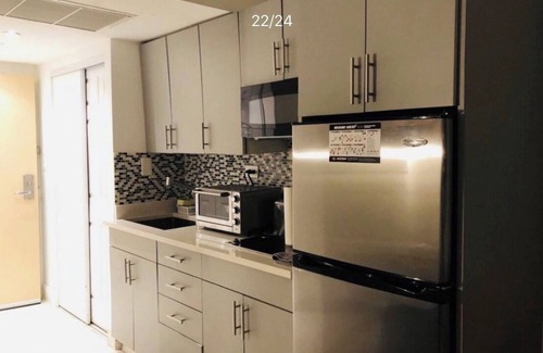 Sunny Isles Beach Complejo | SUMMER SALE Waterfront Resort on the beach to relax! Cozy Great remodeled apart