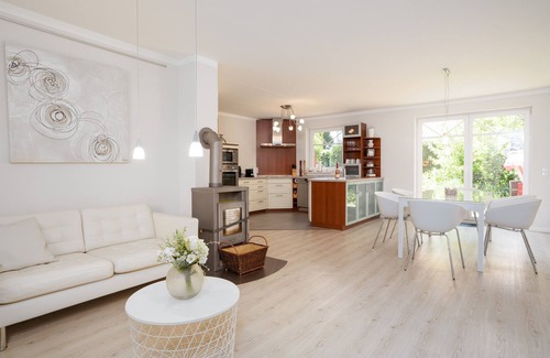 Fissau Casa | Summertime vacation home with terrace and beach chair in Eutin-Fissau