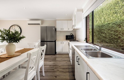 Delahey Casa | Summery 3BR Home by Mel Airport CBD & Watergardens