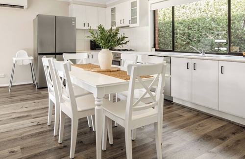 Delahey Casa | Summery 3BR Home by Mel Airport CBD & Watergardens