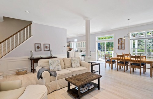 Wainscott Woods Casa | Nuevo listado: Airy Wainscott Estate, aislado y espacioso, en bicicleta a la playa, tiendas y restaurantes