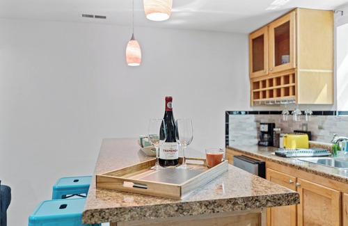 Northeast Ithaca Apartamento | Sun Filled & Cheerful Apartment by Cornell Campus - Northeast Ithaca