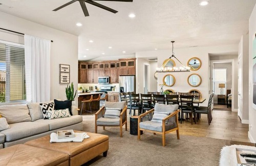 Santa Clara Casa | Sun-kissed in Paradise Village at Zion