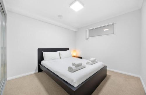 Rockingham Apartamento | Sun Sand & Style Cozy 2BR Coastal Retreat in Rockingham