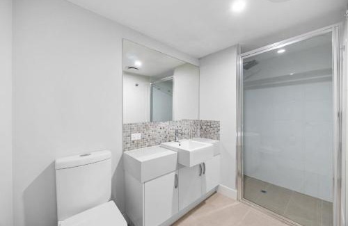 Rockingham Apartamento | Sun Sand & Style Cozy 2BR Coastal Retreat in Rockingham