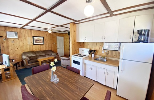 Manitoba Cabina | Sun, Sand, Visit "Sugar Shores"