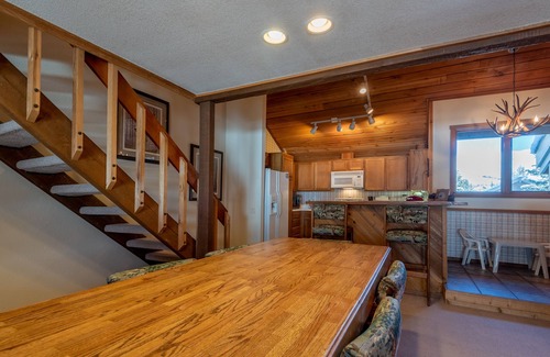 Elkhorn Village Condominio | Cómodo condominio Elkhorn fuera del campo de golf con chimenea y Dollar Mt. Puntos de vista