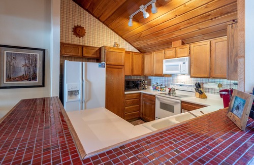 Elkhorn Village Condominio | Cómodo condominio Elkhorn fuera del campo de golf con chimenea y Dollar Mt. Puntos de vista