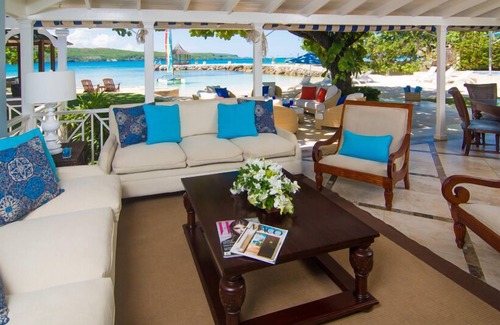 Discovery Bay Villa | Sundown on the Beach