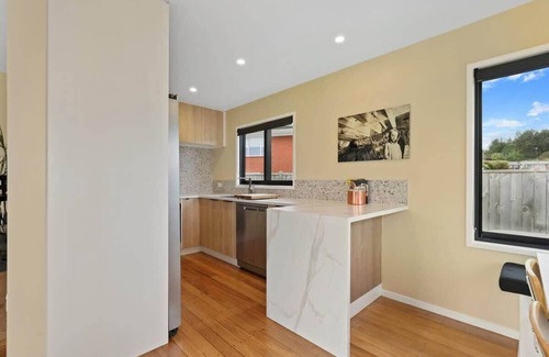 Springfield Casa | Sundrenched 70's | 3 Bed + Sleep-out with Spa Pool