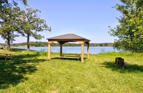 Clitherall Cabina | Sunfish Cabin - Lakefront | Kayak| Families, Pets | Legacy Lakeside Resort