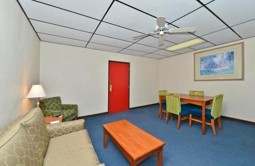 Salina Hotel | Sunflower Inn & Suites