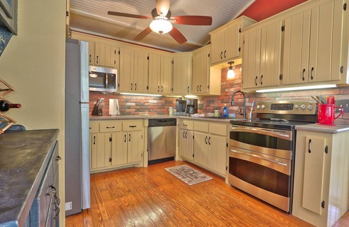 San Marcos Cabaña | Sunflower Ridge Cottage - 2 Bedroom Sunny Retreat