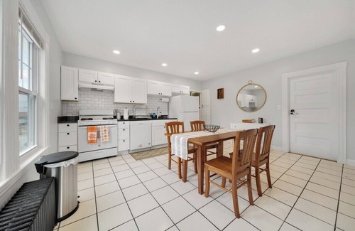 Allston Apartamento | Sunlit Corner Room in Shared Apt Near Everything