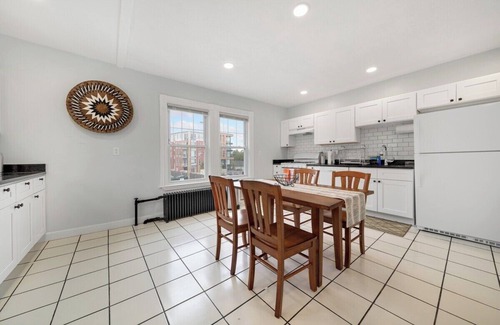 Allston Apartamento | Sunlit Corner Room in Shared Apt Near Everything