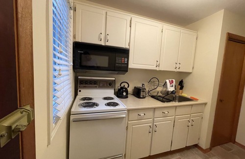 Oakville Apartamento | Sunlit Garden-View Studio Oasis on the Main Floor - A Serene Retreat